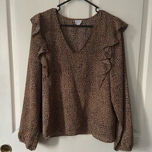 Long sleeved, spotted top